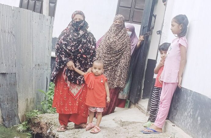 রাস্তা আটকে দেওয়ায় বিপাকে কয়েকটি পরিবার