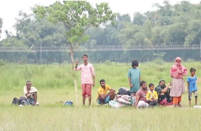 কাঁটাতারের বেড়াজালে বিপন্ন মানবতা