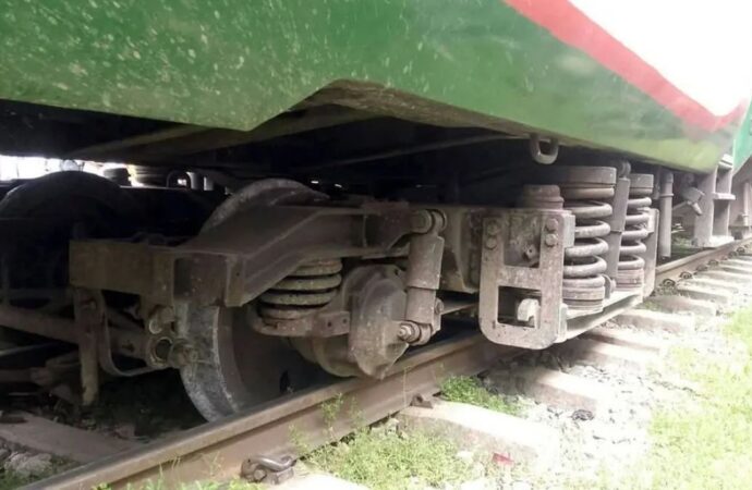 ব্রহ্মপুত্র এক্সপ্রেসের পাওয়ার কার লাইনচ্যুত, ঢাকা অভিমুখে ট্রেন চলাচল বন্ধ