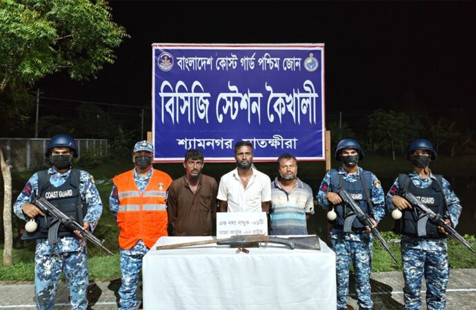 সুন্দরবনে জোনাব বাহিনীর তিন সদস্য আটক, অস্ত্র উদ্ধার