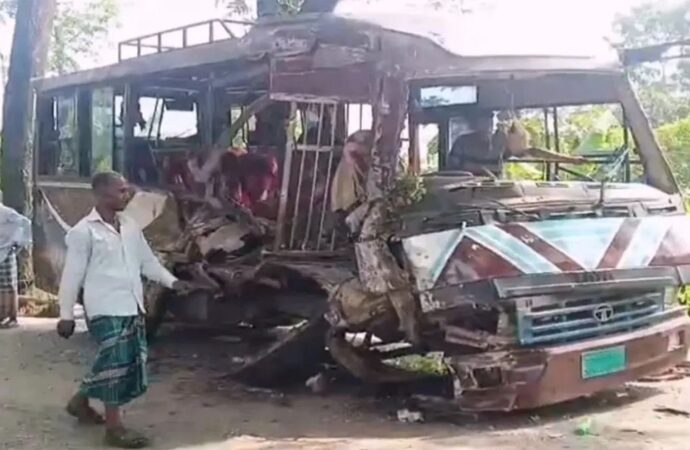 মাদারীপুরে দুই বাসের মুখোমুখি সংঘর্ষে আহত ২০, তিনজনের অবস্থা গুরুতর