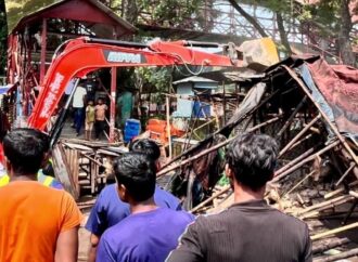 কুলাউড়ায় গুঁড়িয়ে দেওয়া হলো ১২ অবৈধ দোকান
