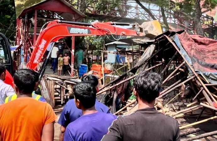 কুলাউড়ায় গুঁড়িয়ে দেওয়া হলো ১২ অবৈধ দোকান