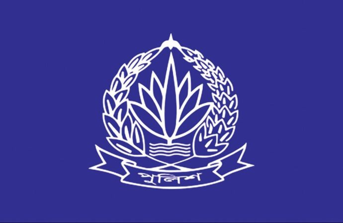 গাঢ় নীল-খাকি পোশাকে ফিরছে পুলিশ