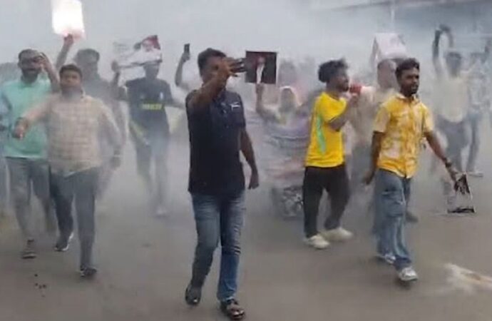 মহাখালীতে আওয়ামী লীগের ঝটিকা মিছিল ও ককটেল বিস্ফোরণ, আটক ৩