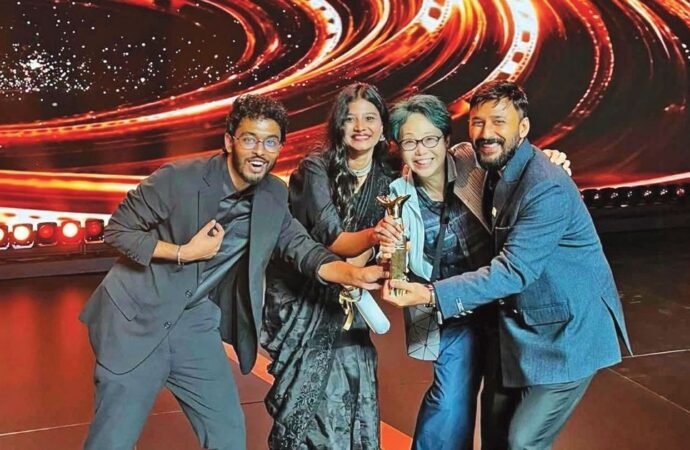 সাংহাই আন্তর্জাতিক চলচ্চিত্র উৎসবে পুরস্কার জিতল বাংলাদেশের ‘সাঁকোটা দুলছে’