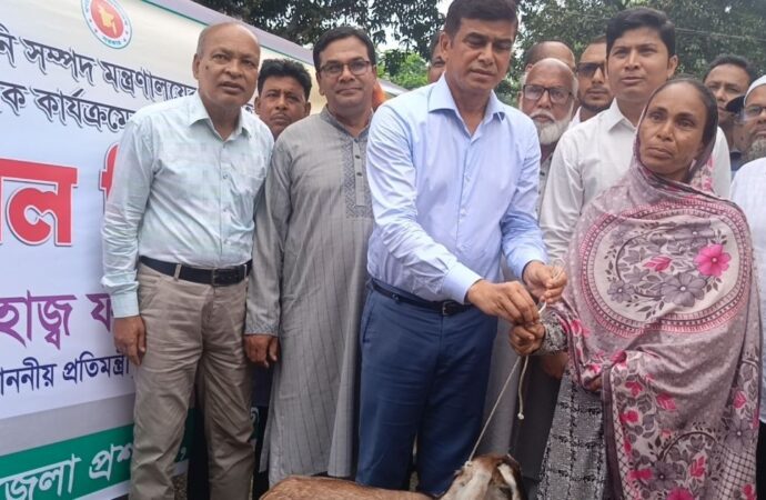 দেবীগঞ্জে অসহায় পরিবারের মাঝে বাইসাইকেল, সেলাই মেশিন ও ছাগল বিতরণ