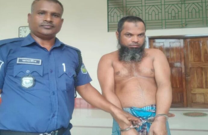 ত্রিশালে শিশু ধর্ষণের অভিযোগে ইমামকে বিবস্ত্র অবস্থায় আটক