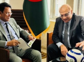 শিক্ষামন্ত্রীকে এক হাজার ফুটবল উপহার দিলেন পাকিস্তানের হাইকমিশনার
