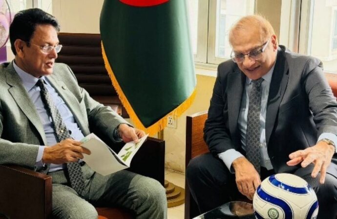 শিক্ষামন্ত্রীকে এক হাজার ফুটবল উপহার দিলেন পাকিস্তানের হাইকমিশনার