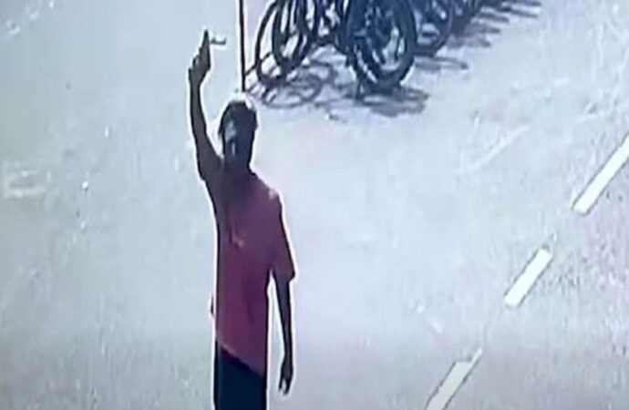 চট্টগ্রামে ফের প্রকাশ্যে অস্ত্র উঁচিয়ে ফাঁকা গুলি, এলাকায় আতঙ্ক