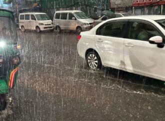 তীব্র ভ্যাপসা গরমের পর রাজধানীতে ঝুমবৃষ্টি, জনজীবনে স্বস্তি