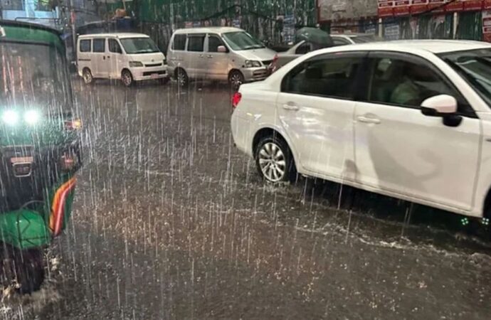 তীব্র ভ্যাপসা গরমের পর রাজধানীতে ঝুমবৃষ্টি, জনজীবনে স্বস্তি