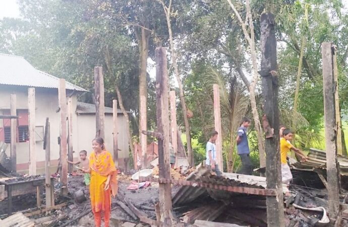 কিশোরগঞ্জে মাদকের টাকা না পেয়ে স্ত্রীকে ঘরে আটকে অগ্নিসংযোগ