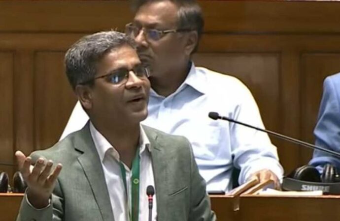 ‘আগে রিকশায় চড়তেন, এখন জুলাই চেতনা বিক্রি করে প্রাডোতে চড়েন’