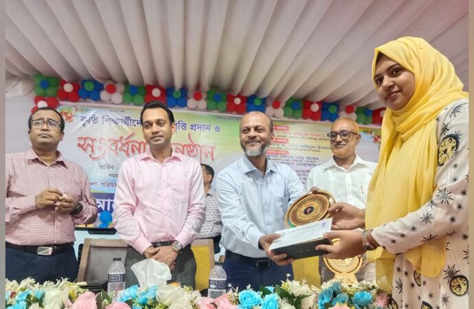 বাগেরহাটে মেধাবী শিক্ষার্থীকে সংবর্ধনা ও বৃত্তি প্রদান