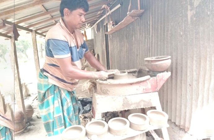 আধুনিকতার ছোঁয়ায় হারিয়ে যাচ্ছে গাজীপুরের মৃৎশিল্প