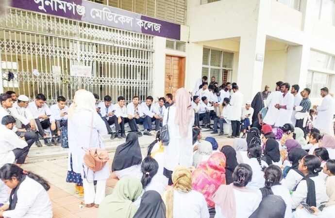 সুনামগঞ্জ মেডিকেল কলেজের শিক্ষার্থীদের আন্দোলন অব্যহত