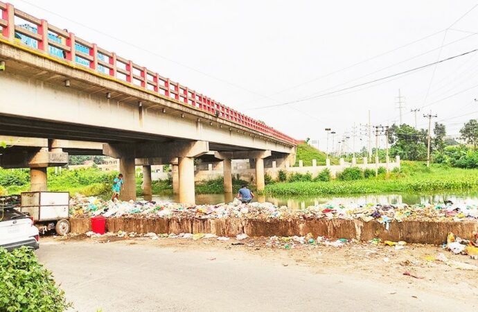 অভিযানের পরও বন্ধ হয়নি বর্জ্য ফেলা, স্থায়ী ডাম্পিং ব্যবস্থার দাবি স্থানীয়দের