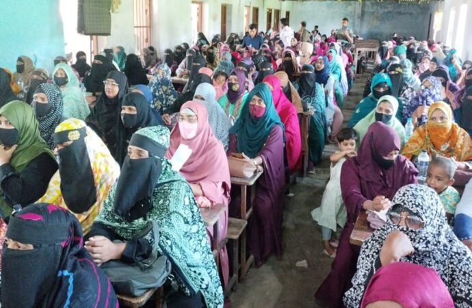 প্রধানমন্ত্রীর সহায়তায় হাসি ফুটল ২২০ অসহায় নারীর মুখে