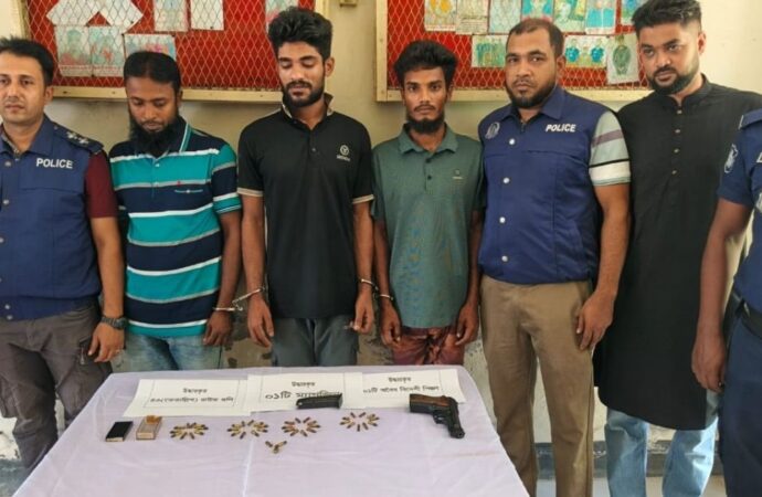 পিরোজপুরে বিদেশী পিস্তল ও গুলিসহ ৩ অস্ত্র ব্যবসায়ী গ্রেফতার