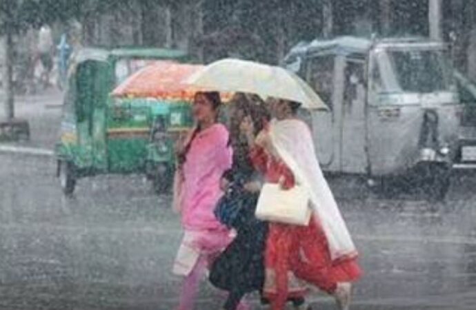 সক্রিয় মৌসুমী বায়ুর প্রভাবে দেশজুড়ে টানা বৃষ্টির পূর্বাভাস