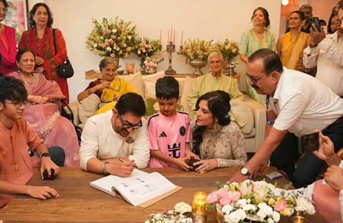 তিন সন্তানকে পাশে রেখে, তৃতীয় বিয়ে করলেন আমির খান