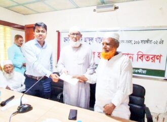 সাতক্ষীরায় ঐচ্ছিক তহবিলের চেক বিতরণ করলেন এমপি