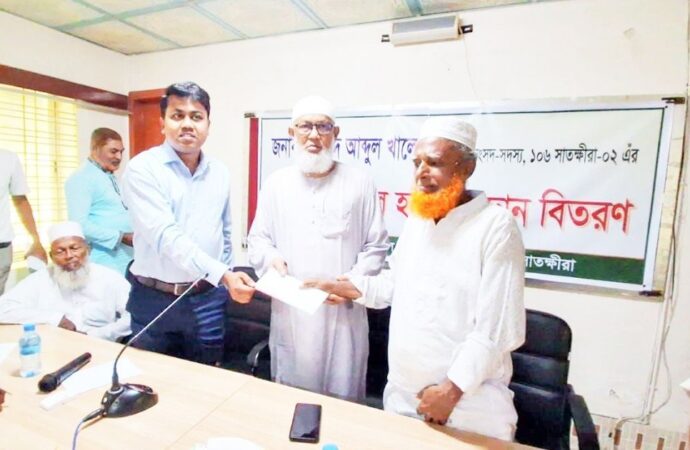 সাতক্ষীরায় ঐচ্ছিক তহবিলের চেক বিতরণ করলেন এমপি