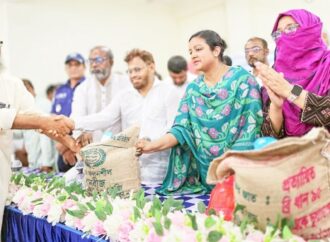 তাড়াশে ক্ষুদ্র ও প্রান্তিক কৃষকদের মাঝে বিনামূল্যে বীজ-সার বিতরণ