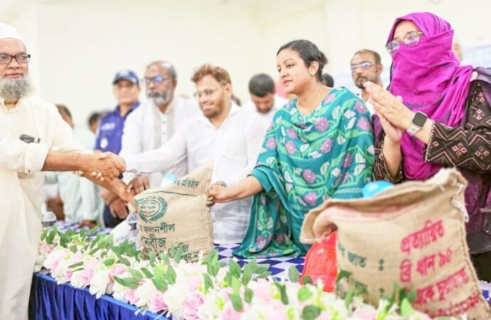 তাড়াশে ক্ষুদ্র ও প্রান্তিক কৃষকদের মাঝে বিনামূল্যে বীজ-সার বিতরণ