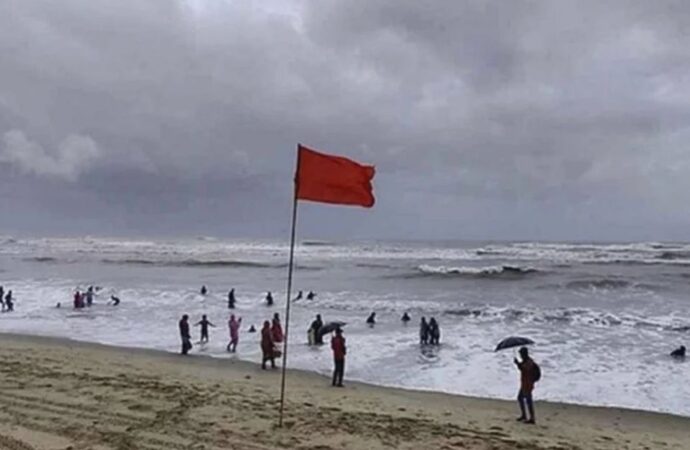 নিম্নচাপের প্রভাবে ৪ সমুদ্রবন্দরে ৩ নম্বর সতর্কসংকেত