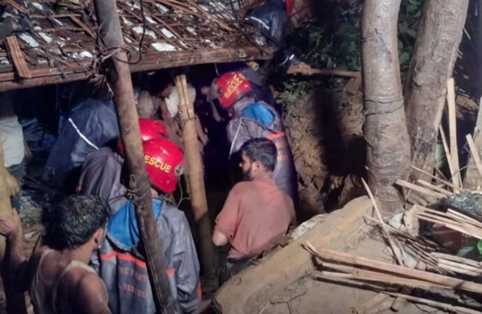 কক্সবাজারে চার স্থানে পাহাড়ধস, রোহিঙ্গা ক্যাম্পে ৮ জনসহ ৯ জনের মৃত্যু