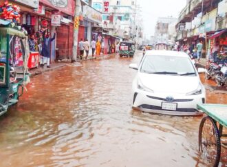 টানা বর্ষণে মুক্তাগাছা শহরে জলাবদ্ধতা, দুর্ভোগে মানুষ