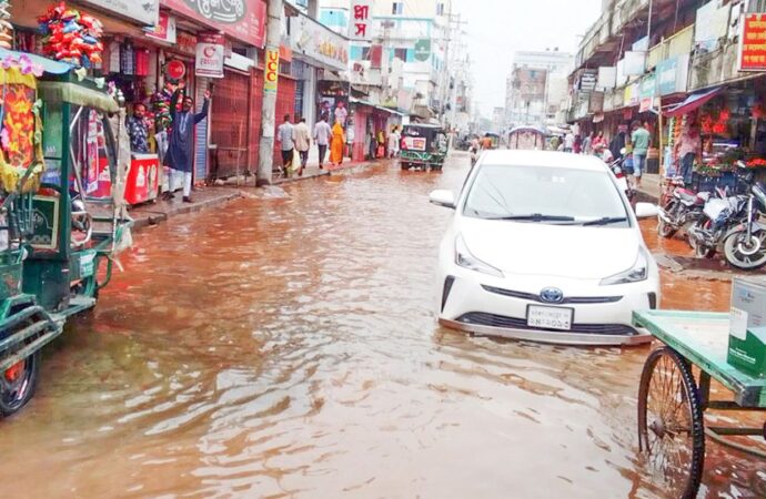 টানা বর্ষণে মুক্তাগাছা শহরে জলাবদ্ধতা, দুর্ভোগে মানুষ
