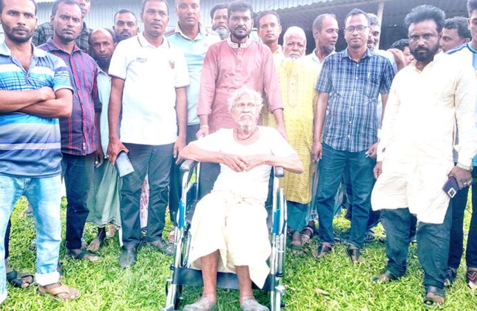 বিএনপি নেতা তারেকের মানবিকতায় হুইলচেয়ার পেলেন গৌড় চন্দ্র