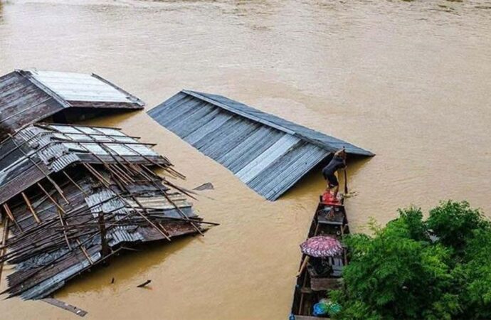 টানা অতিবর্ষণে পার্বত্যাঞ্চলে বিপর্যস্ত জনজীবন