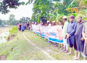 ধলাই নদীর বালু উত্তোলন বন্ধের দাবিতে মানববন্ধন