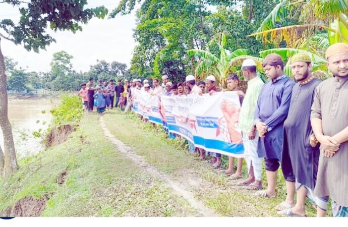 ধলাই নদীর বালু উত্তোলন বন্ধের দাবিতে মানববন্ধন