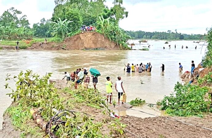 উজানের ঢল ও ভারি বৃষ্টিপাতে তীব্র হচ্ছে বন্যা পরিস্থিতি