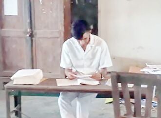 কুমিল্লায় শিক্ষার্থীকে দিয়ে খাতা মূল্যায়ন ভারপ্রাপ্ত প্রধান শিক্ষকসহ গ্রেপ্তার ২