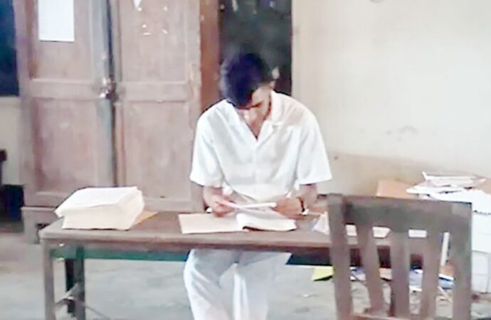 কুমিল্লায় শিক্ষার্থীকে দিয়ে খাতা মূল্যায়ন ভারপ্রাপ্ত প্রধান শিক্ষকসহ গ্রেপ্তার ২