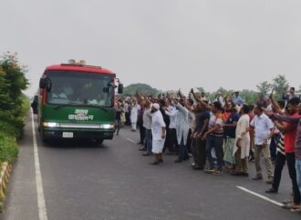বৃষ্টি উপেক্ষা করে প্রধানমন্ত্রীর সফরকে ঘিরে জনতার ঢল, হাত নেড়ে শুভেচ্ছা
