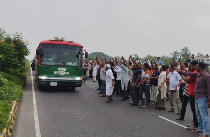 বৃষ্টি উপেক্ষা করে প্রধানমন্ত্রীর সফরকে ঘিরে জনতার ঢল, হাত নেড়ে শুভেচ্ছা