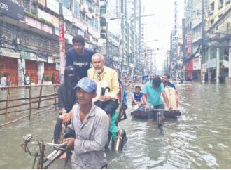 জলে ভাসে শহর, তলিয়ে যায় প্রতিশ্রুতি