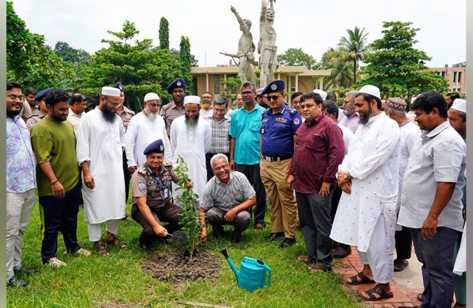 কুয়েট ও কেএমপির যৌথ উদ্যোগে বৃক্ষরোপণ
