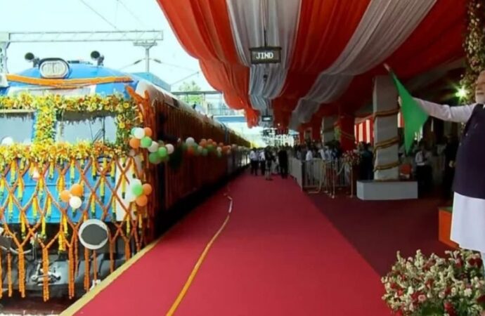 ভারতে যাত্রা শুরু করল প্রথম হাইড্রোজেন চালিত ট্রেন, উদ্বোধন করলেন মোদি