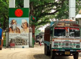 ভারতের নিষেধাজ্ঞায় বেনাপোল দিয়ে রপ্তানি কমল অর্ধেক, বাণিজ্য ঘাটতির শঙ্কা