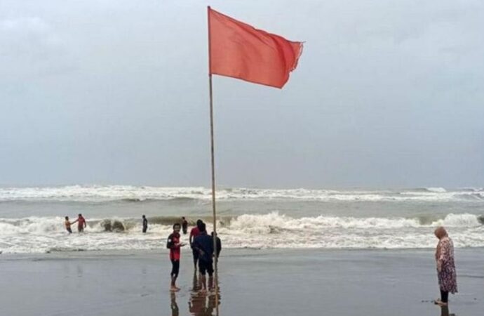 দেশের সকল সমুদ্র বন্দরে ৩ নম্বর সতর্ক সংকেত