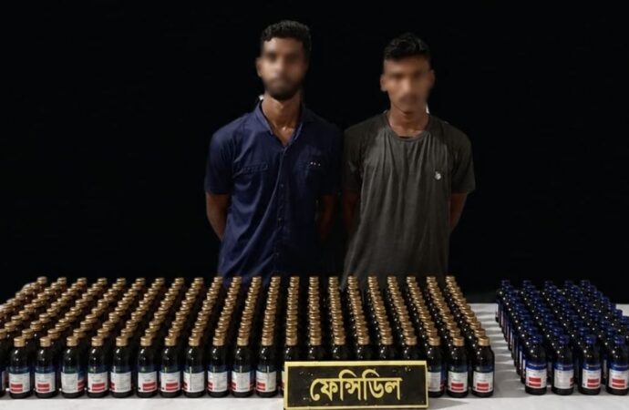 যশোরে পৃথক দুটি অভিযানে ৩ মাদক ব্যাবসায়ীকে মাদক সহ আটক করেছে র্যাব-৬
